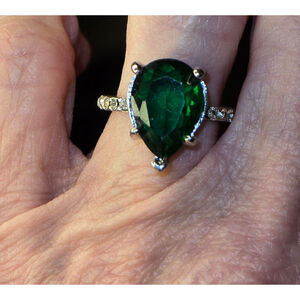 Women's Unbranded Pear Emerald Green Silver Tone Ring Size 5.5